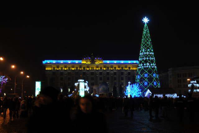 Фото "Мост". На площади Свободы открылась главная елка города.