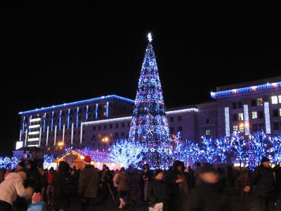 Фото "Вечерний Харьков". Отметить Новый год на площади, пришло более полусотни харьковчан. 