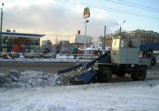 Дорожники расчистили от снега и льда 74 километра автодорог. Фото из архива "КП".