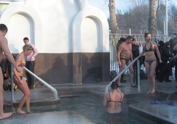 Фото Надежды Шостак. Некоторые харьковчане сбираются устроить вечерние Крещенские купания. 