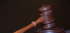 Женщину, укравшую на выборах урну с бюллетенями, оштрафовали 