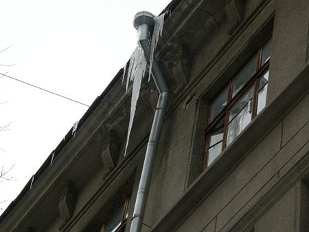 Пяти метровые сосульки свисают с крыш домов по всему городу. 