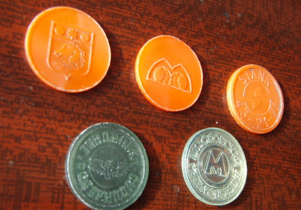 Самые первые полимерные "монеты" стоят сейчас от 100 гривен за штуку. Фото с сайта www.kharkovforum.com.