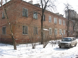 Дом номер 9 по улице Мирной выглядит обыденно, о ЧП с соседями здесь, конечно, слышали, но, видимо, не испугались. Фото автора.