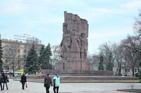 В Харькове памятник большевикам-героям Гражданской войны перенесут к ХТЗ. Фото: Сегодня