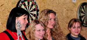 Меткие амазонки закидали дротиками донецкий спортбар 