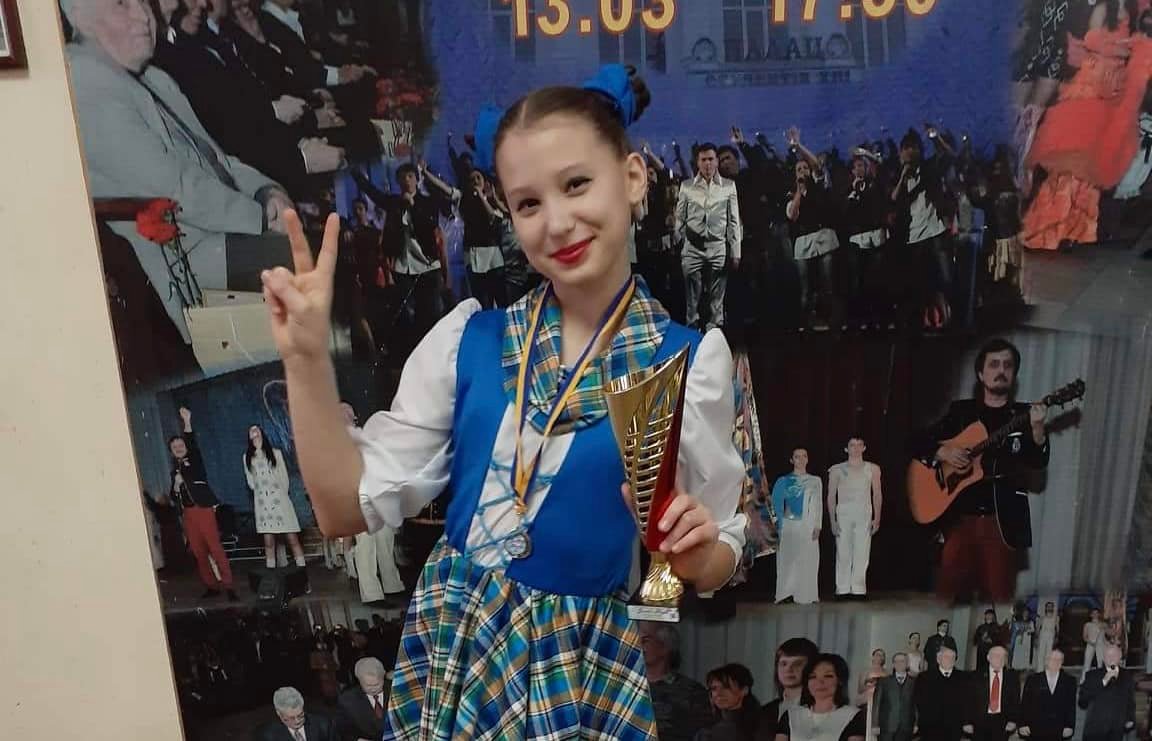 Рита занималась танцами в школьном кружке "Олимп" и часто ездила в Харьков на разные соревнования. На фото - ее последний конкурс, где группа получила гран-при