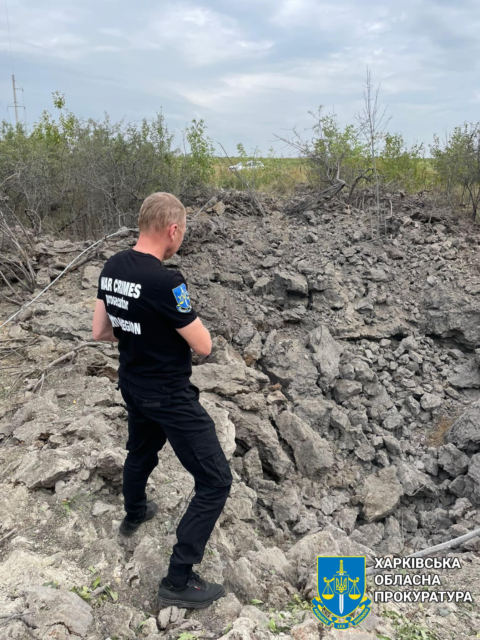 Вот такая воронка образовалась в результате удара -