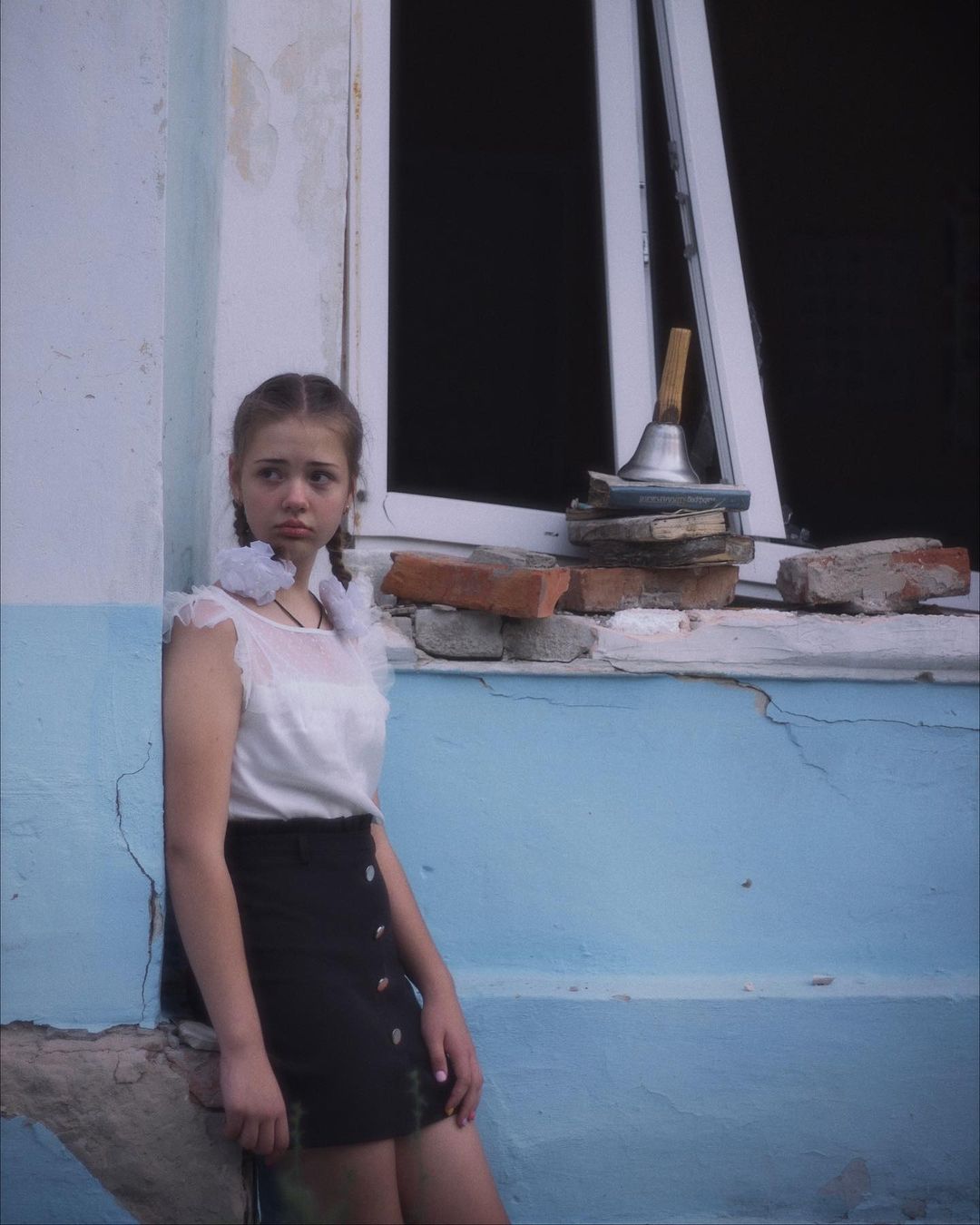 Діти на тлі зруйнованої школи у Харкові -