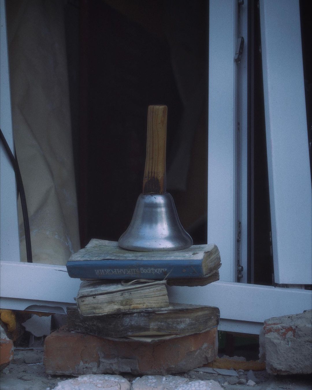 Діти на тлі зруйнованої школи у Харкові -