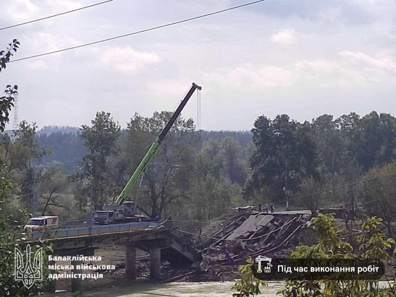 У Балаклії зводять тимчасовий міст до лікарні.