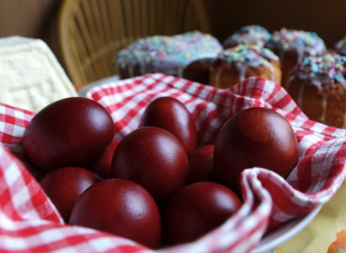 Фарбовані лушпинням яйця -