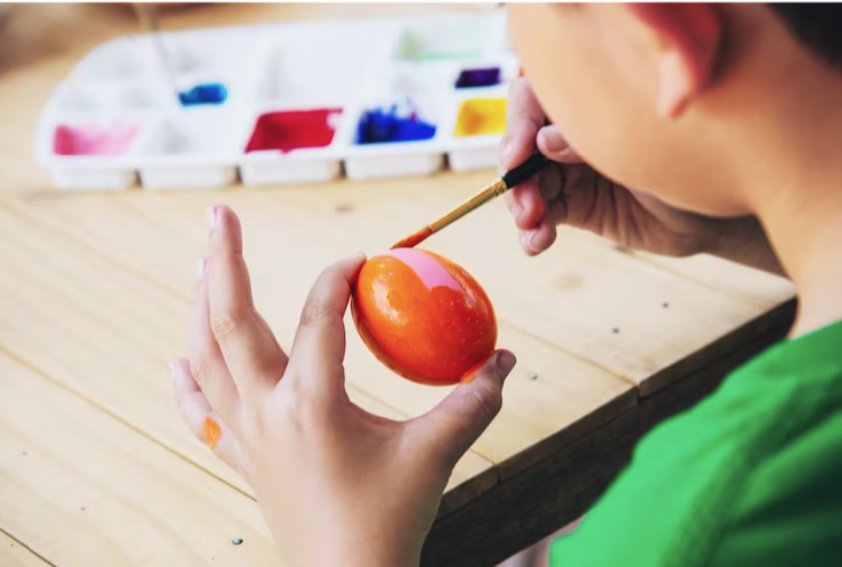 Можна розфарбувати яйця гуашшю -