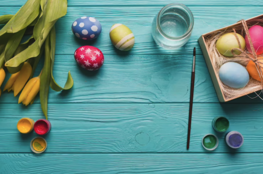 Можна розфарбувати яйця за допомогою воскових свічок фото: freepik.com