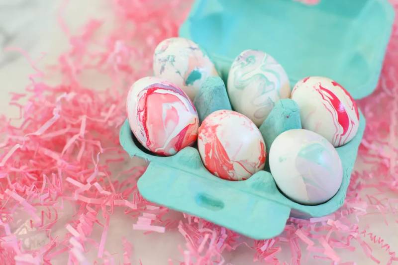 Розфарбувати яйця за допомогою лаку для нігтів фото: blog.pokupon.ua