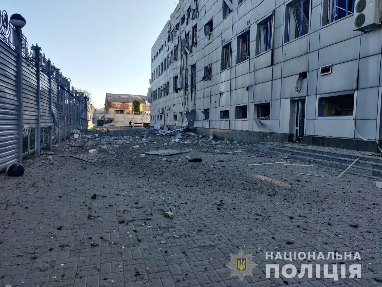 Полиция показала последствия артобстрела Холодногорского района Харькова