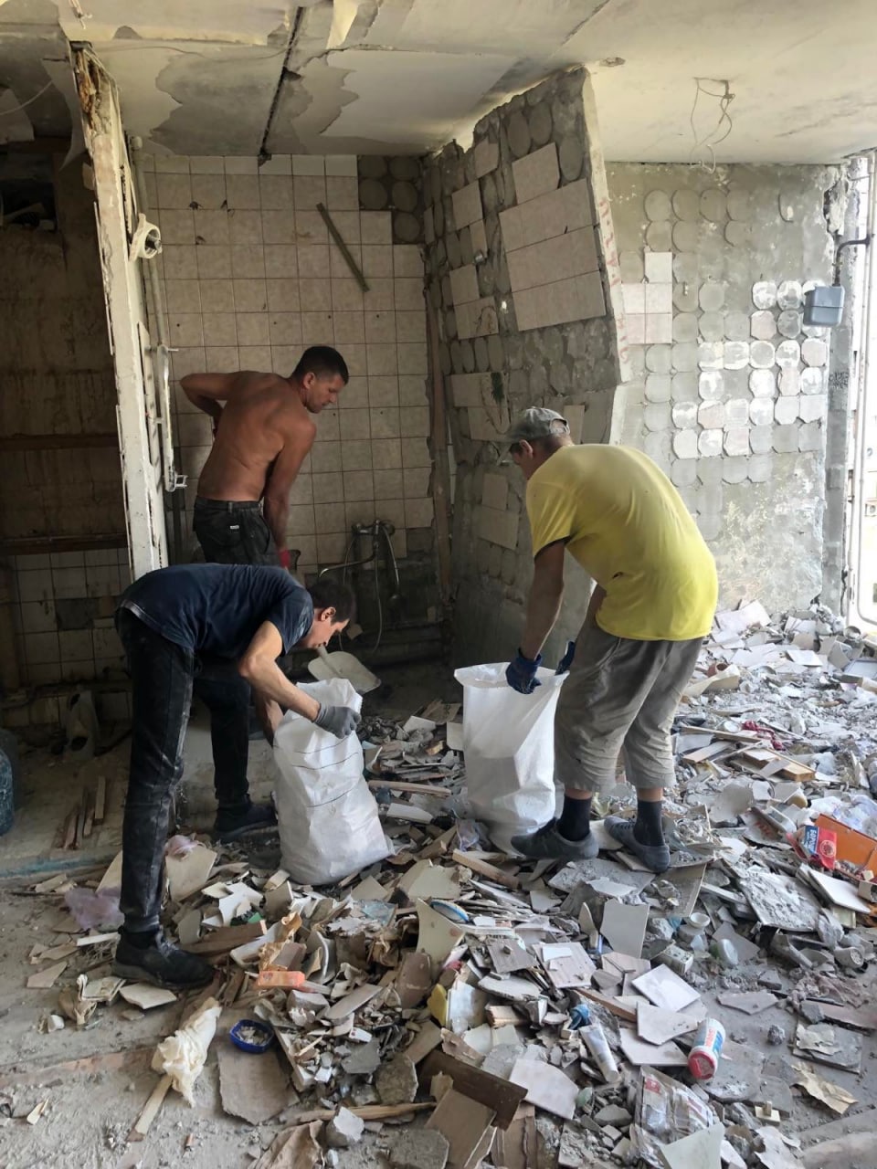 У міськраді показали, як розбирають зруйнований окупантами будинок у Харкові -