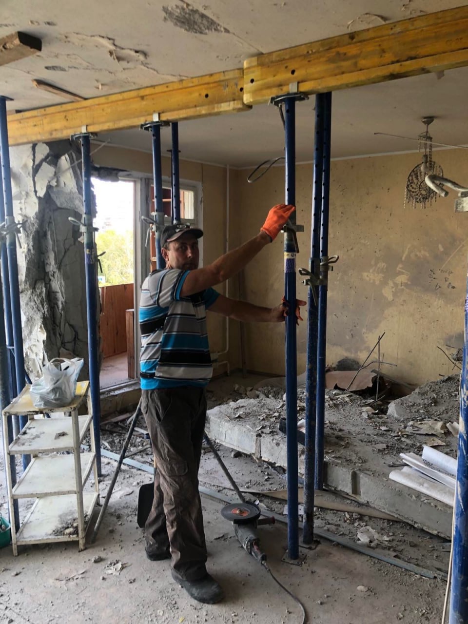 У міськраді показали, як розбирають зруйнований окупантами будинок у Харкові -