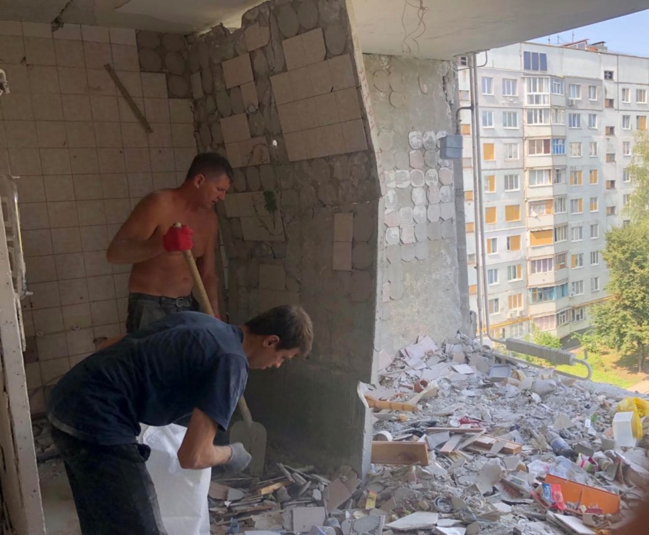 У міськраді показали, як розбирають зруйнований окупантами будинок у Харкові -