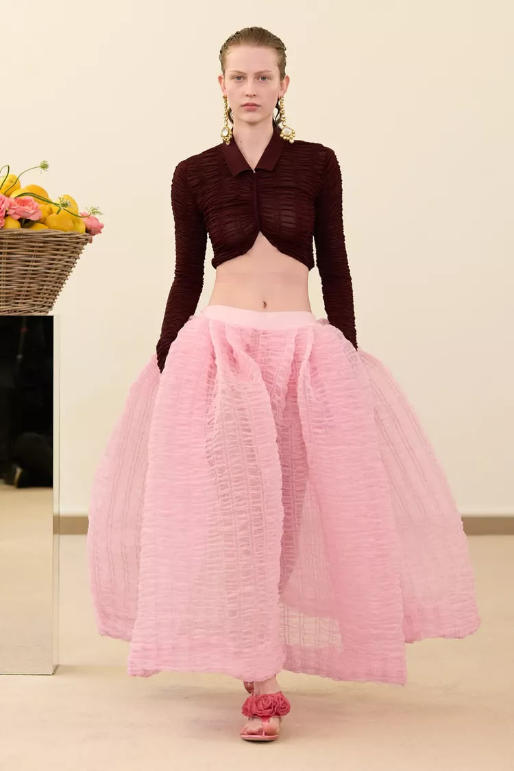 Об&rsquo;ємні та яскраві спідниці як ключовий елемент.