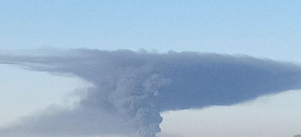 Дым в небе над Запорожской областью во время массированной атаки этим утром. Фото очевидцев 