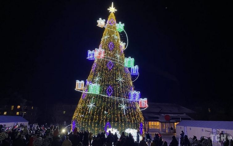 Новорічна ялинка у Бучі під час знеструмлення працює від генератора.