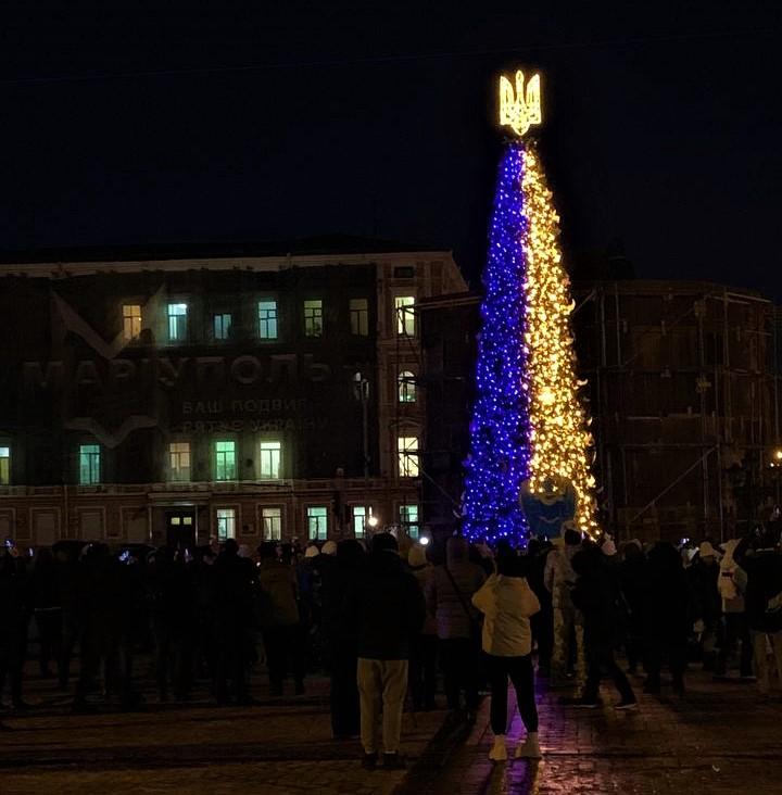 Головна новорічна ялинка Києва прикрашена жовтими і блакитними кулями та голубами.