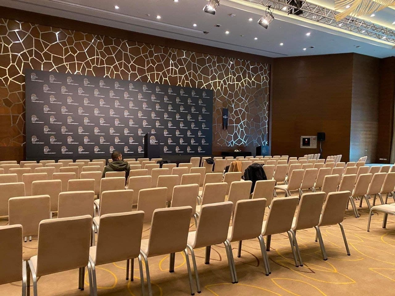 Зал для брифинга Дмитрия Кулебы - фото: "Украина 24"