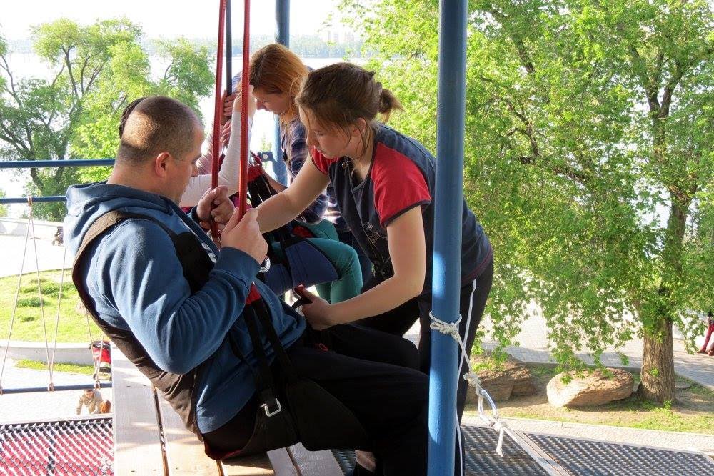 В Днепре можно прокатиться на троллее над рекой. Фото: Vgorode