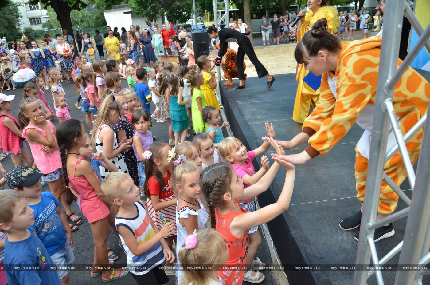С детскими площадками и парковыми львами: на Салтовке появилась новая зона отдыха фото 5 4