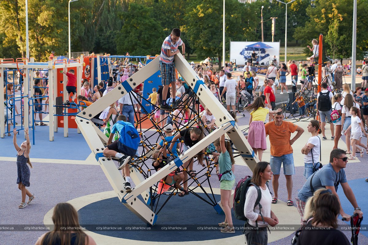 Самый большой в Украине: на Салтовке открыли урбан-парк фото 15 14