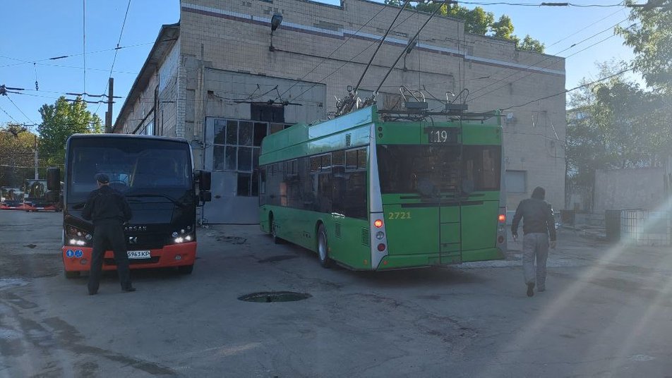 В Харькове возобновили движение троллейбусы и автобусы.