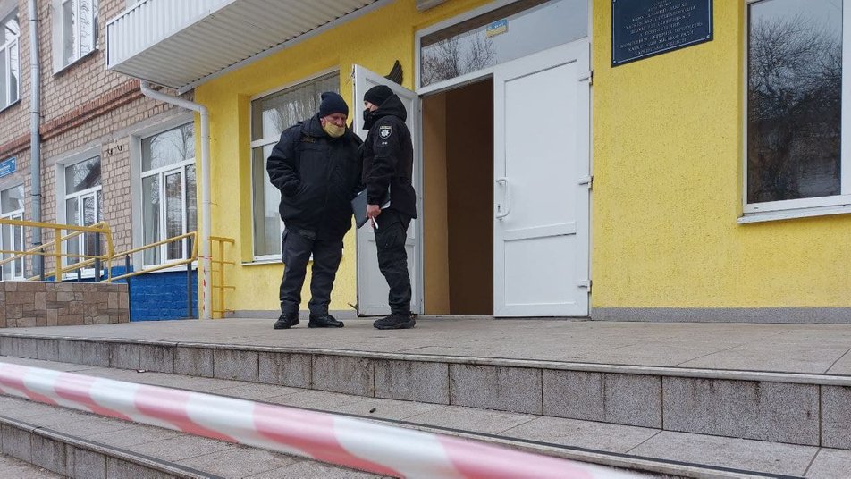 Ищут взрывчатку: на Новых домах эвакуировали школу.