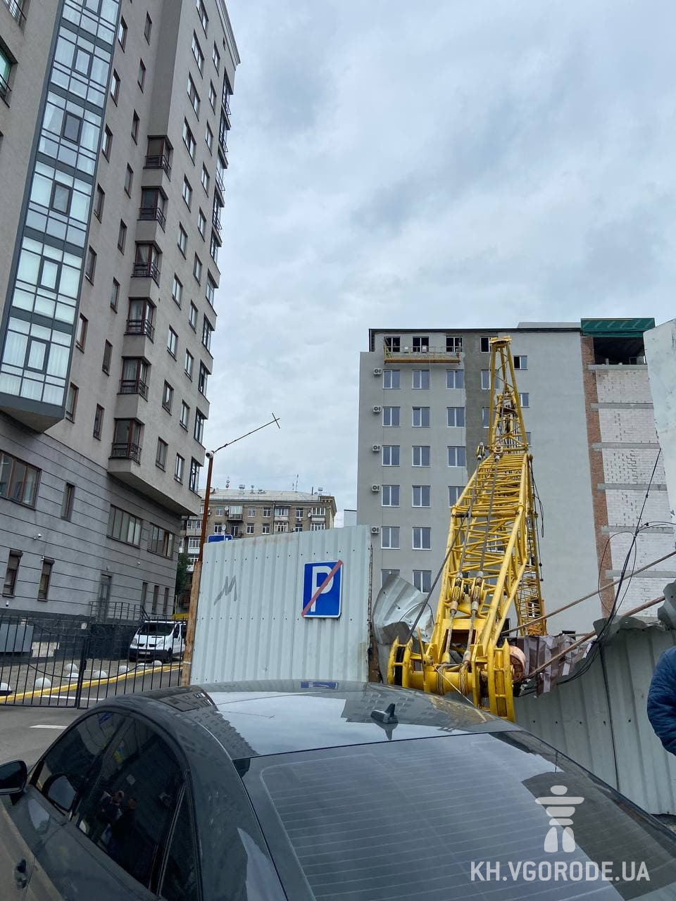 Проломил забор: на стройке в центре Харькова второй раз за год упал строительный кран фото 2 1