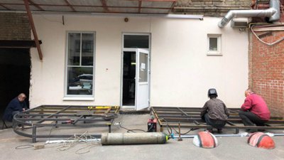 Так выглядела металлическая конструкция летней площадки. Строительство прекратили из-за несогласия соседей. Фото: Татьяна Каменева, 14 мая 2020