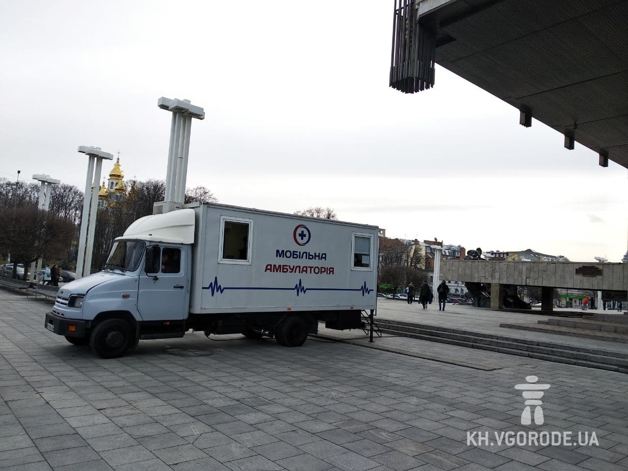 Передвижной пункт вакцинации в Харькове переехал к оперному театру.