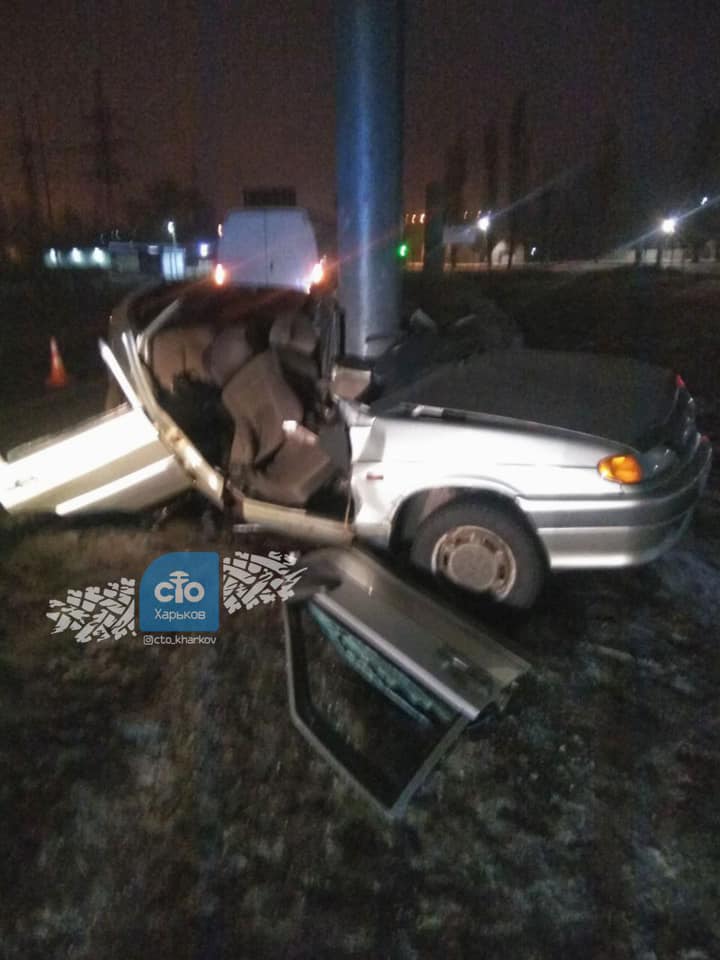 Насмерть: в Песочине водитель влетел в столб фото 1