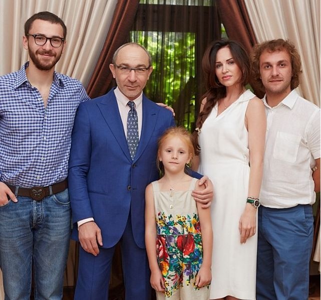Геннадий Кернес с сыновьями Кириллом и Даниилом, невесткой и внучкой. Фото: glavred.info