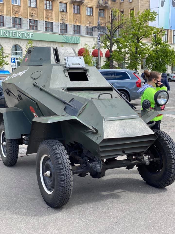 Трофейные ретро-машины,  военная техника и полевая каша: на площади Свободы отмечают День Победы фото 8 7