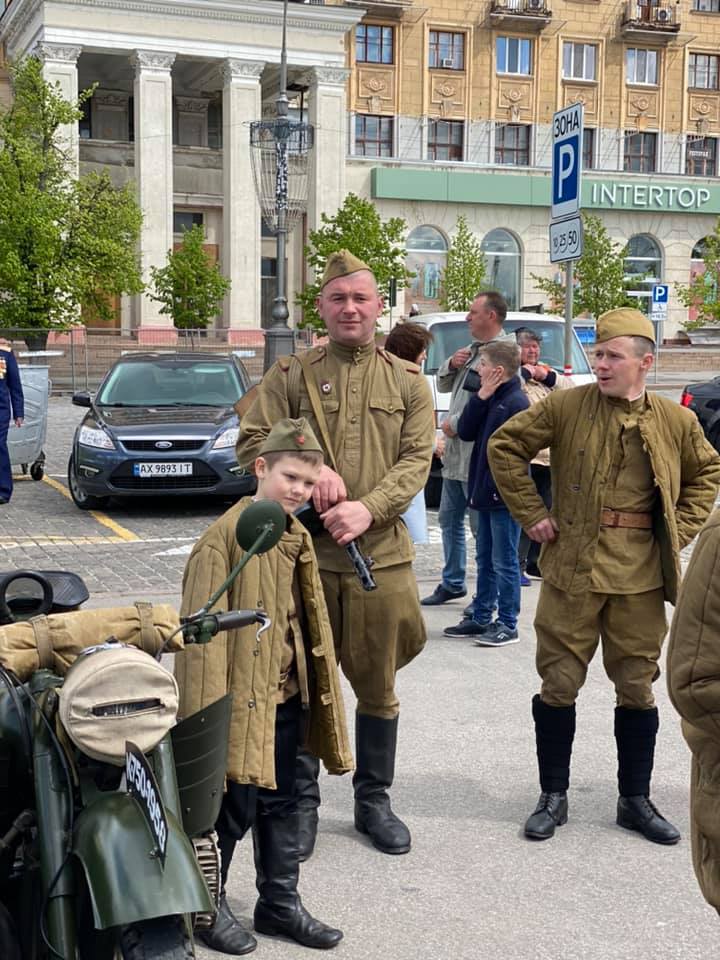 Трофейные ретро-машины,  военная техника и полевая каша: на площади Свободы отмечают День Победы фото 7 6