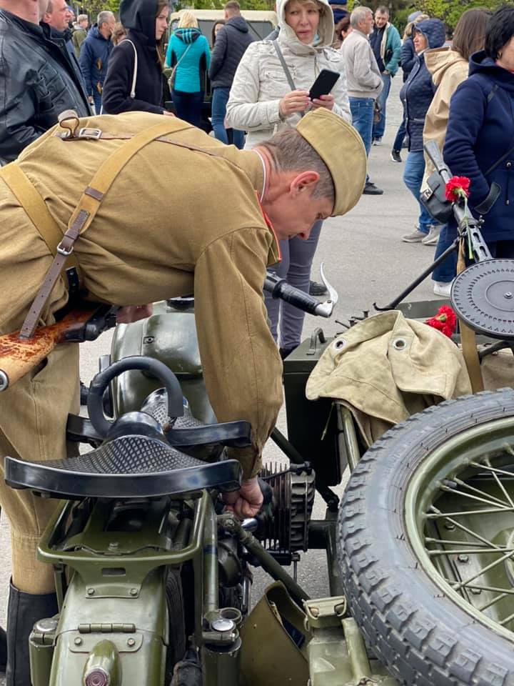 Трофейные ретро-машины,  военная техника и полевая каша: на площади Свободы отмечают День Победы фото 6 5