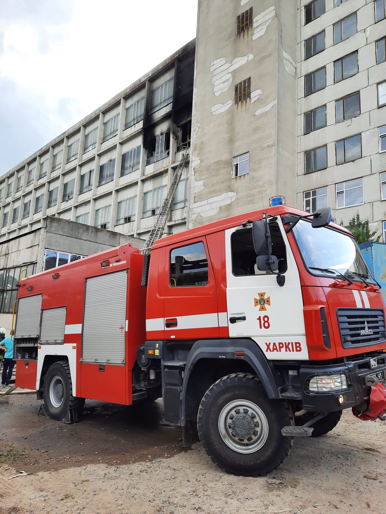 Пожар на заводе "Коммунар" в Харькове. Фото: facebook.com/MNSKHARKIV