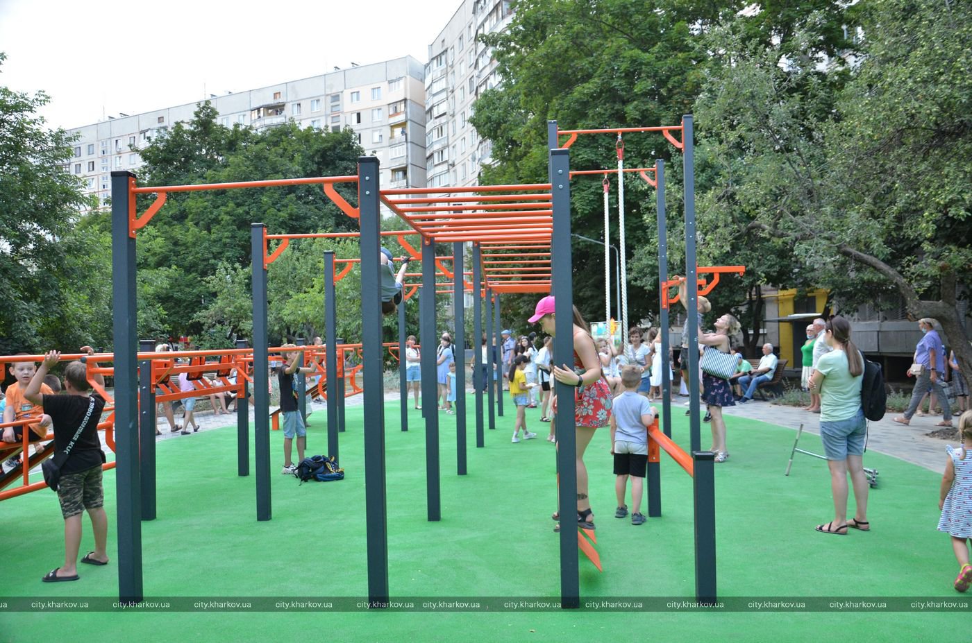 С детскими площадками и парковыми львами: на Салтовке появилась новая зона отдыха фото 4 3