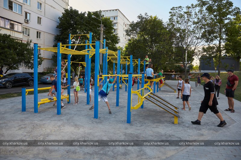 Детские площадки, стритбол, волейбол: на Салтовке открыли новую локацию для отдыха фото 1