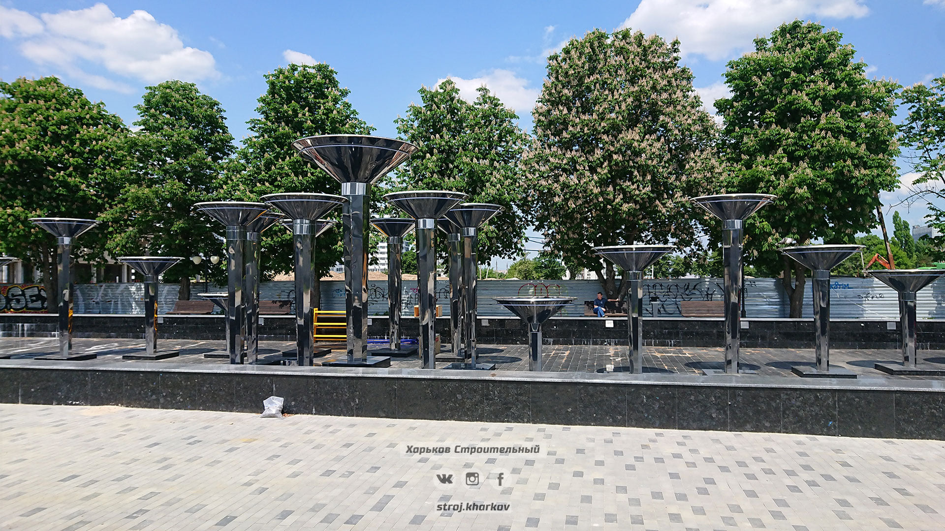 В современном стиле: Олимпийский фонтан возле Дворца спорта заработал после реконструкции фото 3 2