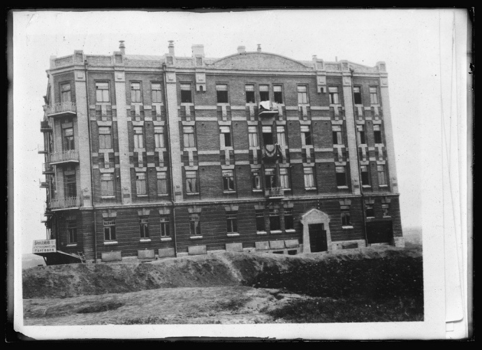 Здание Харьковской ЧК в 1919-м, вскоре после освобождения Харькова от большевиков Добровольческой армией "белых". Фото из коллекции Американского Красного Креста