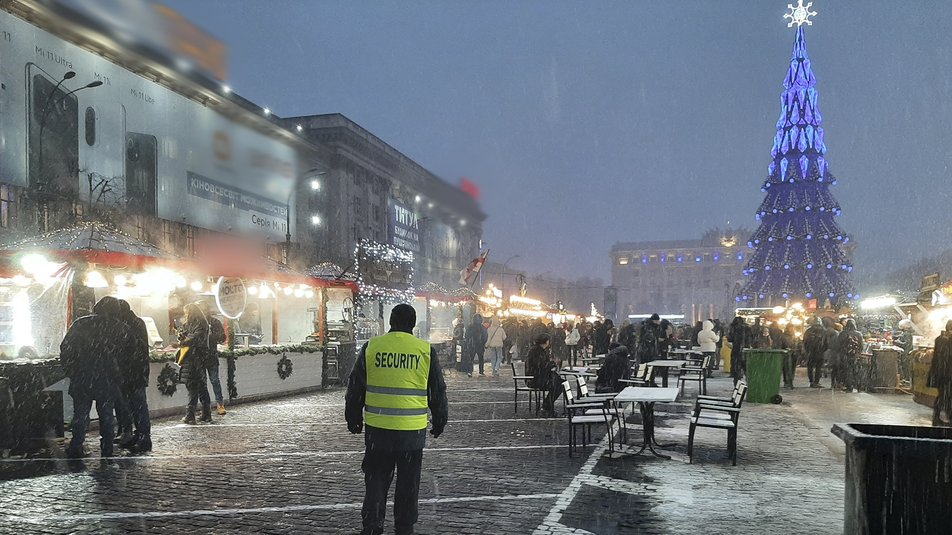 На площади Свободы зажгли огни на главной елке Харькова.