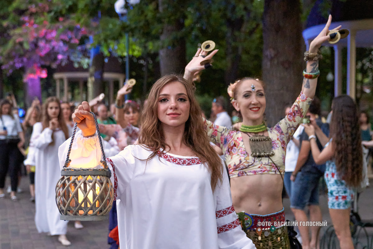 Венки, русалка, файер-шоу: как харьковчане отпраздновали Ивана Купала фото 10 9