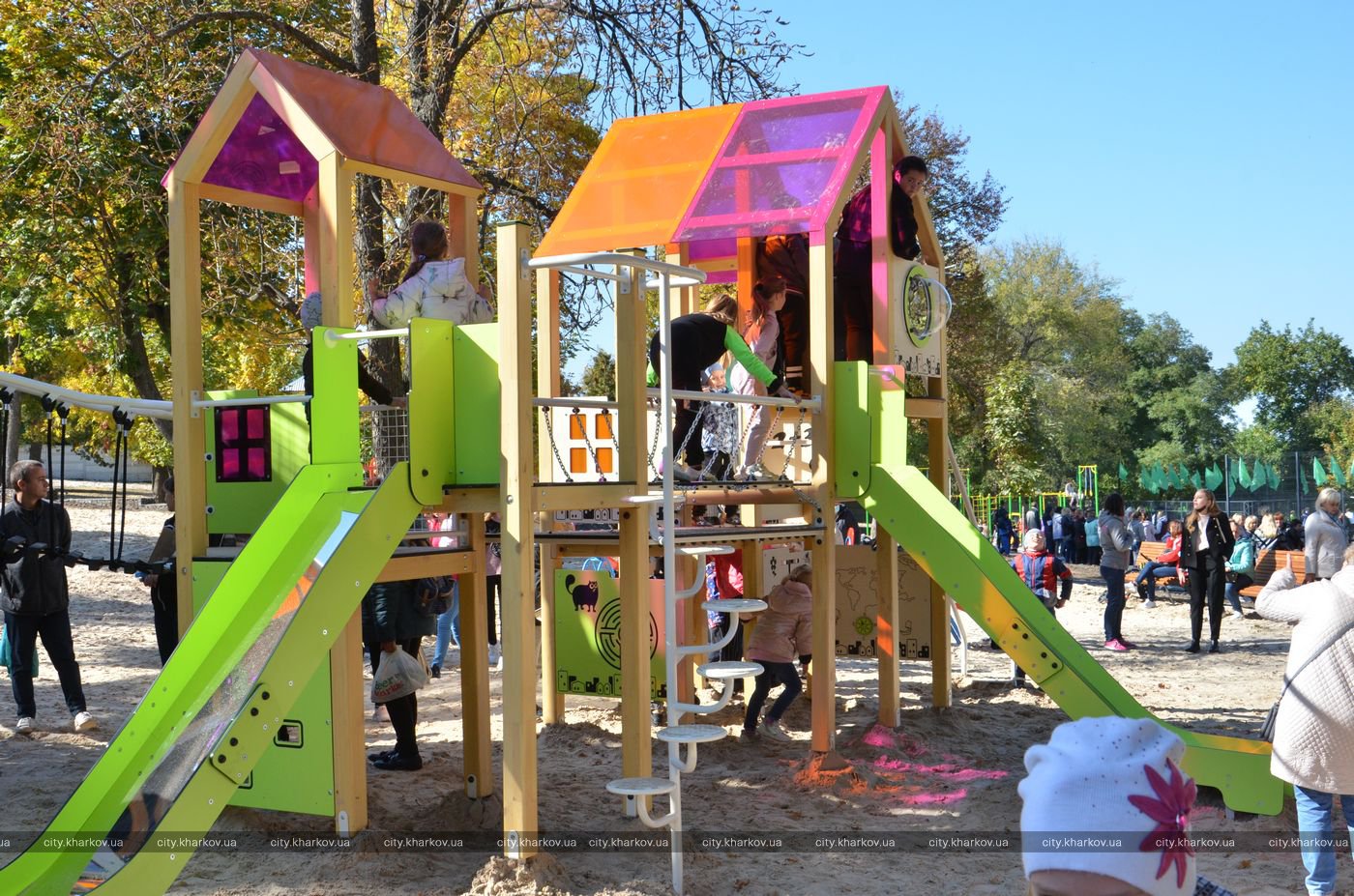 Дорожка для катания на роликах, спортплощадки, качели: Ново-Баварский сквер открыли после реконструкции фото 8 7