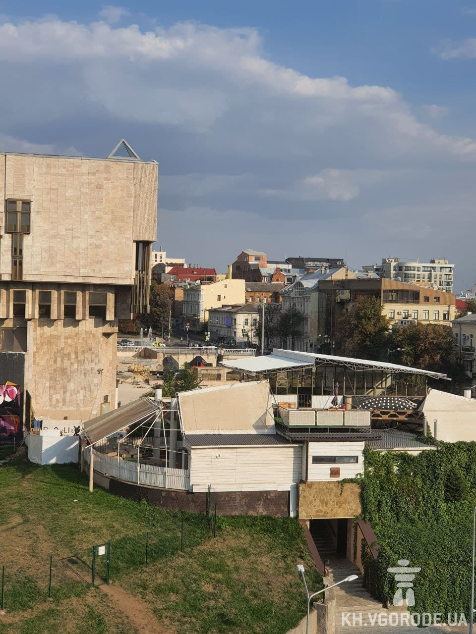 Вместо смотровой площадки: паркинг в центре Харькова стал местом для свиданий и фотосессий фото 3 2